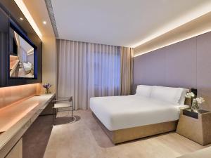 Giường trong phòng chung tại 上海虹桥枢纽国展中心桔子水晶酒店