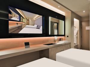 Giường trong phòng chung tại 上海虹桥枢纽国展中心桔子水晶酒店