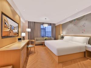 Giường trong phòng chung tại 上海虹桥枢纽国展中心桔子水晶酒店 +26 ảnh