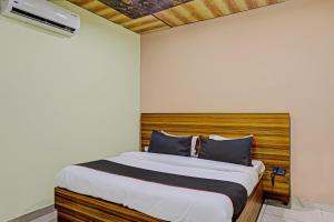 Ένα ή περισσότερα κρεβάτια σε δωμάτιο στο Hotel O Yatika Inn