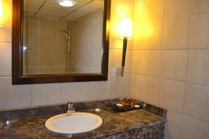 Koupelna v ubytování Sheraton Khalidiya Hotel