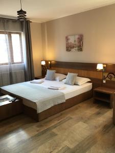 布加勒斯特Rora Rose的房间里有一张大床的卧室