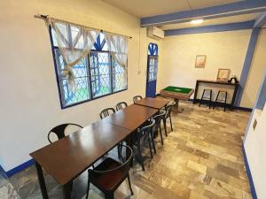 a room with a table and chairs and a piano at 曼谷市中心大空间6卧室花园泳池别墅 in Bangkok +34 photos