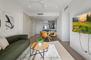 Χώρος καθιστικού στο CASSA QW - Queens Wharf Modern Apartments Managed by The Cassa