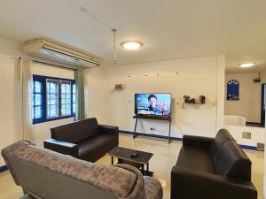 Een TV en/of entertainmentcenter bij 曼谷市中心大空间6卧室花园泳池别墅

