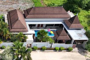 een luchtfoto van een villa met zwembad bij Narintara Private Pool Villas - Free Tuk-Tuk Service to the Beach! in Ao Nang Beach