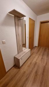 an empty room with a wooden shelf on the wall at Ferienwohnungen und Zimmer in Nordhausen in Nordhausen