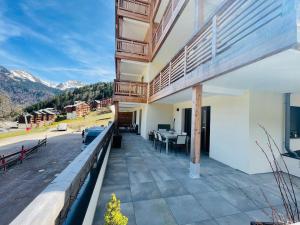 een balkon van een huis met uitzicht op de bergen bij Le RandAulps in Saint-Jean-dʼAulps