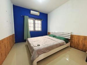 Een bed of bedden in een kamer bij 曼谷市中心大空间6卧室花园泳池别墅