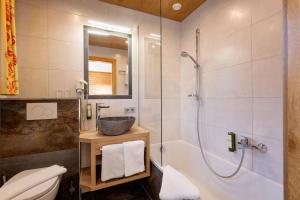 Koupelna v ubytování Hotel Eggerwirt + 31 fotografií