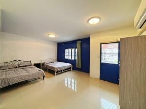 Een bed of bedden in een kamer bij 曼谷市中心大空间6卧室花园泳池别墅