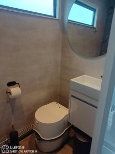 Afbeelding uit fotogalerij van The houseboat Astrid in Sölvesborg