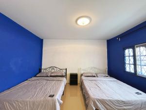 Een bed of bedden in een kamer bij 曼谷市中心大空间6卧室花园泳池别墅