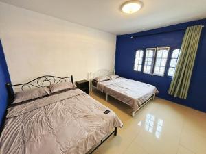 Een bed of bedden in een kamer bij 曼谷市中心大空间6卧室花园泳池别墅