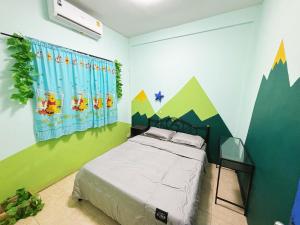 Een bed of bedden in een kamer bij 曼谷市中心大空间6卧室花园泳池别墅