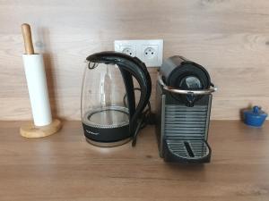 einem schwarzen Mixer auf einem Holztisch in der Unterkunft Grand Studio Lumineux pour 4 personnes in Bois-dʼArcy