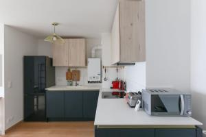Η κουζίνα ή μικρή κουζίνα στο Cozy 60 m on the outskirts of Paris
