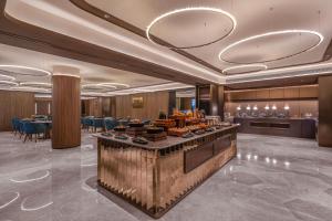 上海Crystal Orange Hotel Shanghai International Tourism Resort Pudong Airport的一间设有酒吧和餐厅的用餐室