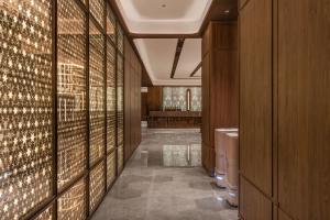 上海Crystal Orange Hotel Shanghai International Tourism Resort Pudong Airport的一间浴室，有一排小便池和无意 更多53张照片