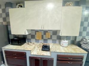 Een keuken of kitchenette bij 曼谷市中心大空间6卧室花园泳池别墅