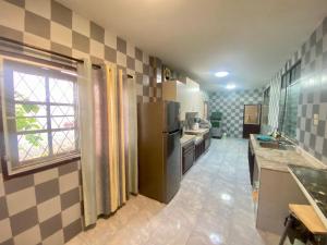 Een keuken of kitchenette bij 曼谷市中心大空间6卧室花园泳池别墅