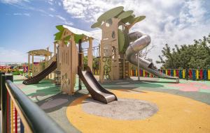 Sân chơi trẻ em tại 4 Bedroom Gorgeous Home In Marbella +10 ảnh