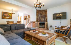 Khu vực ghế ngồi tại 4 Bedroom Gorgeous Home In Marbella