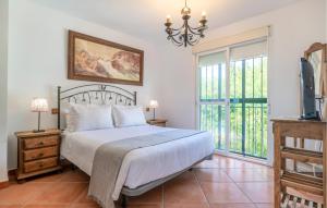 Giường trong phòng chung tại 4 Bedroom Gorgeous Home In Marbella