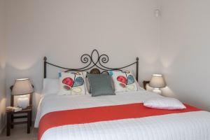 En eller flere senge i et værelse på El Amanecer - villa privada con piscina agua salada, barbacoa y chimenea