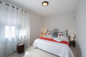 En eller flere senge i et værelse på El Amanecer - villa privada con piscina agua salada, barbacoa y chimenea