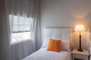 En eller flere senge i et værelse på El Amanecer - villa privada con piscina agua salada, barbacoa y chimenea