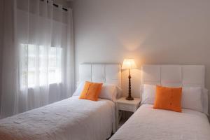 En eller flere senge i et værelse på El Amanecer - villa privada con piscina agua salada, barbacoa y chimenea + 18 billeder