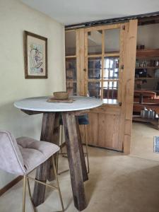 un tavolo con una ciotola sopra di esso in una stanza di La Maison perchée - Mas de Rousseau a Eyragues
