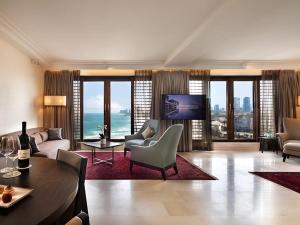 TV a/nebo společenská místnost v ubytování The Setai Tel Aviv, a Member of the leading hotels of the world