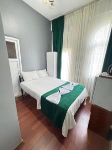 Postel nebo postele na pokoji v ubytování Taksim Plaza Suite