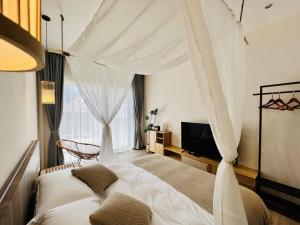 TV a/nebo společenská místnost v ubytování Siguniangshan Town Tingshan Wild Luxury B&B