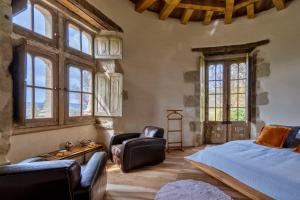 Ένα ή περισσότερα κρεβάτια σε δωμάτιο στο Chateau de Saint Dau
