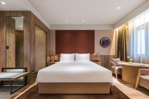 Shanghai Hongqiao Hub Minbei Road Orange Crystal Hotel客房内的一张或多张床位