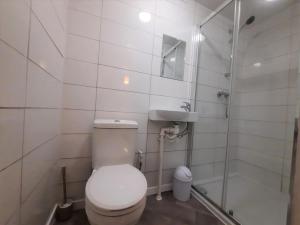 Ένα μπάνιο στο Cozy Seaview Flat