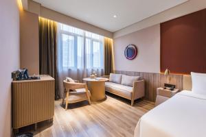 Shanghai Hongqiao Hub Minbei Road Orange Crystal Hotel客房内的一张或多张床位