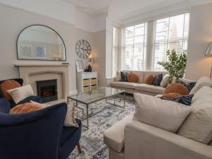 ein Wohnzimmer mit zwei Sofas und einem Kamin in der Unterkunft Coral Villa in Bridlington