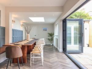 ein Esszimmer mit einem langen Tisch und Stühlen in der Unterkunft Coral Villa in Bridlington