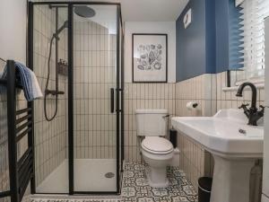 ein Badezimmer mit Dusche, Toilette und Waschbecken in der Unterkunft Coral Villa in Bridlington + 25 Fotos