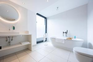 Koupelna v ubytování Hotel Kronjuwel by BRIGHT - NEU RENOVIERT - NEWLY RENOVATED + 37 fotografií