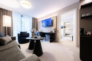 TV a/nebo společenská místnost v ubytování Hotel Kronjuwel by BRIGHT - NEU RENOVIERT - NEWLY RENOVATED