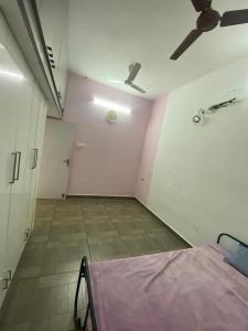 Кровать или кровати в номере Krish Homes - available both individual bed booking and group booking