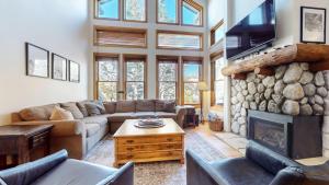a living room with a couch and a fireplace at Snowcreek V #874 condo in Mammoth Lakes
