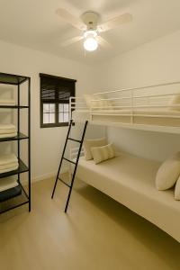 a room with two bunk beds and a ceiling fan at Acogedor apartamento recién reformado en el puerto deportivo de Aguadulce in Aguadulce