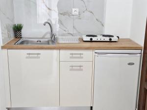 A kitchen or kitchenette at VILLA ELENA Még 30 kép