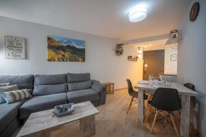 a living room with a couch and a table at Apartamento Familiar Baqueira 1500 in Naut Aran